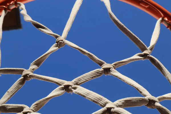 Nízký Úhel Detailní Záběr Basketbalové Sítě Pozadí Modré Oblohy — Stock fotografie