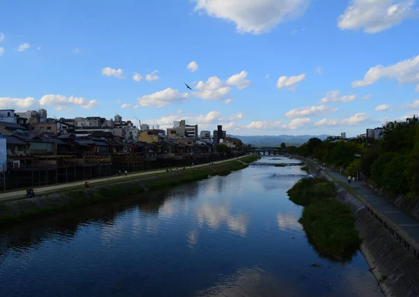 青い空と白い雲の下の鴨川 — ストック写真