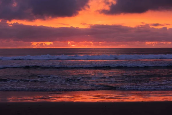 Een Adembenemend Uitzicht Een Zonsondergang Aan Het Strand Met Een — Stockfoto