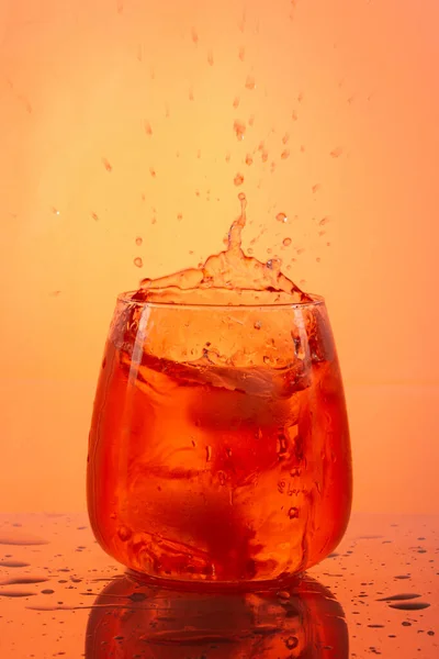 Een Verticaal Shot Van Een Oranje Cocktail Plons Een Oranje — Stockfoto
