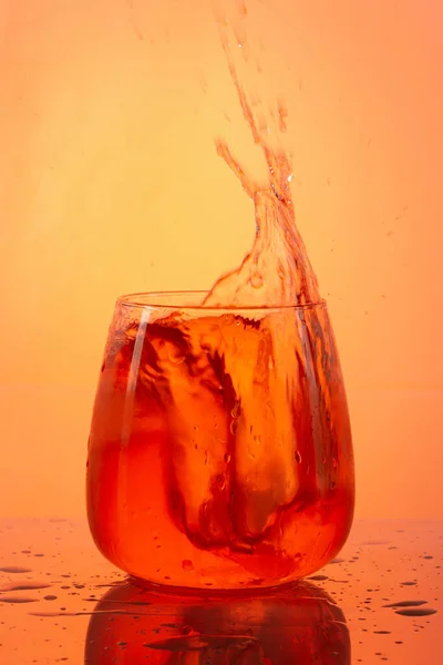 Een Verticaal Shot Van Een Oranje Cocktail Plons Een Oranje — Stockfoto