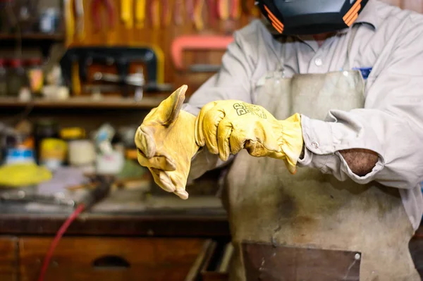 Una Persona Irreconocible Con Casco Usando Guantes Sucios Preparándose Para — Foto de Stock