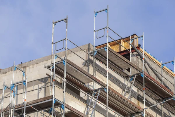 Une Nouvelle Construction Bâtiment Avec Échafaudage Arrière Plan Ciel Bleu — Photo