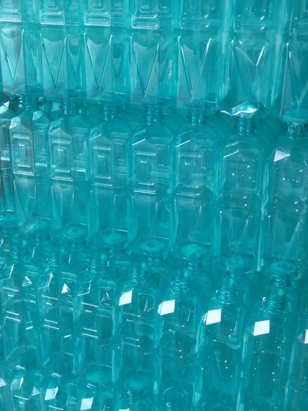 一个回收Pet瓶的垂直拍摄 可以制成环保物品 — 图库照片