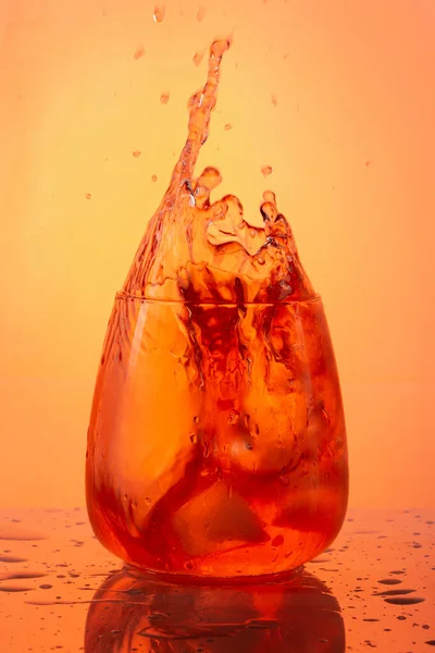 Вертикальный Снимок Оранжевого Коктейля Оранжевом Фоне — стоковое фото
