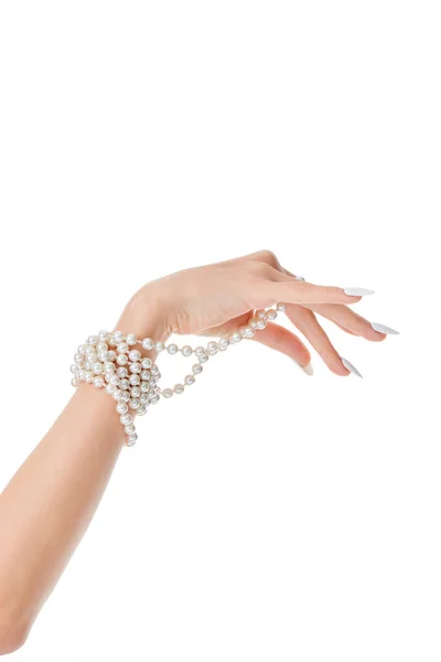 白い背景に真珠のブレスレットを身に着けている長い白い爪を持つ女性の手 — ストック写真