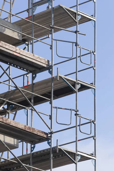 Tiro Vertical Andaimes Uma Nova Construção Edifícios — Fotografia de Stock