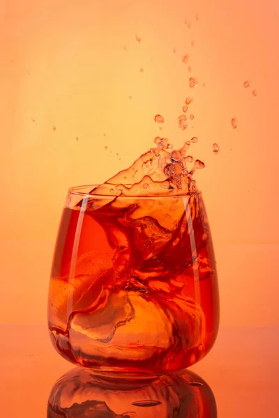 Vertikal Bild Orange Cocktail Stänk Orange Bakgrund — Stockfoto