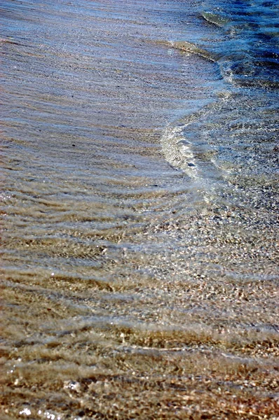 Plan Vertical Eau Ondulante Sur Une Plage Sable — Photo