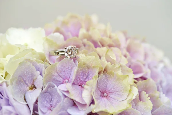 Egy Gyűrű Egy Csokor Gyönyörű Lila Virággal Házasság Eljegyzés — Stock Fotó