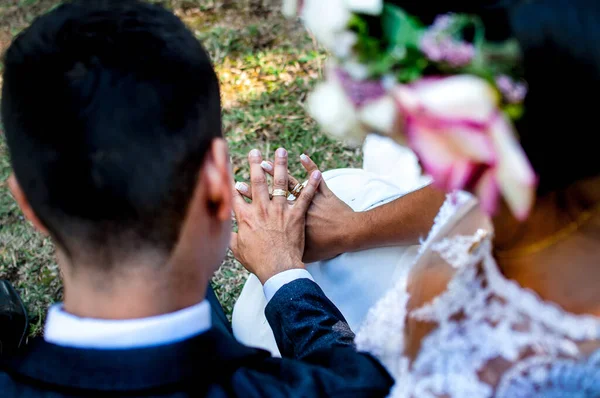 Een Hoge Hoek Opname Van Een Bruid Bruidegom Met Ringen — Stockfoto