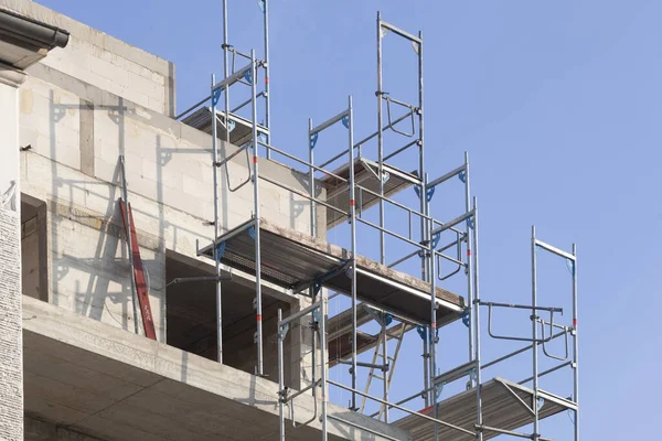 Une Nouvelle Construction Bâtiment Avec Échafaudage Arrière Plan Ciel Bleu — Photo