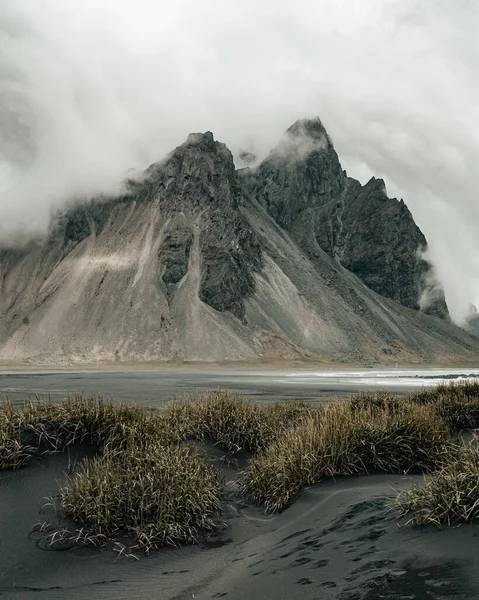 Vertikální Záběr Pobřeží Černým Pískem Písčitými Horami Mlhavém Počasí Islandu — Stock fotografie