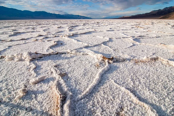 水面に塩パンソロンチャックが形成された氷の湖の魅惑的な風景 — ストック写真