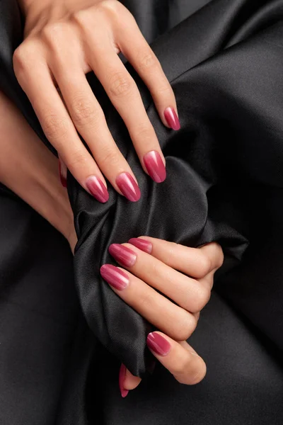 Piękne Kobiece Dłonie Różowymi Paznokciami Trzymające Czarny Satynowy Materiał — Zdjęcie stockowe