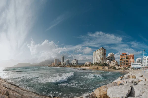 Vacker Panoramautsikt Från Stranden Med Stora Vågor Calpe — Stockfoto