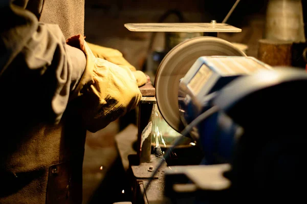 Fabrikada Eldiven Takıp Kaynak Yapan Bir Işçinin Elleri — Stok fotoğraf