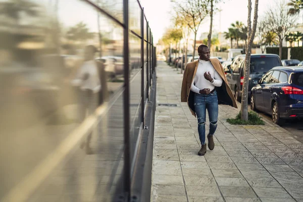 Een Oppervlakkige Focus Shot Van Een Stijlvolle Knappe Afrikaanse Man — Stockfoto