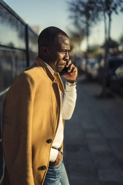 Een Oppervlakkige Focus Shot Van Een Stijlvolle Knappe Afrikaanse Man — Stockfoto