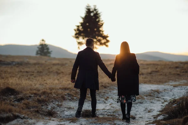 Tiro Foco Raso Jovem Casal Caminhando Pelo Campo Belo Pôr — Fotografia de Stock