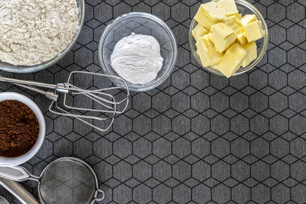 Uma Vista Superior Equipamentos Cozinha Com Manteiga Cacau Farinha Para — Fotografia de Stock