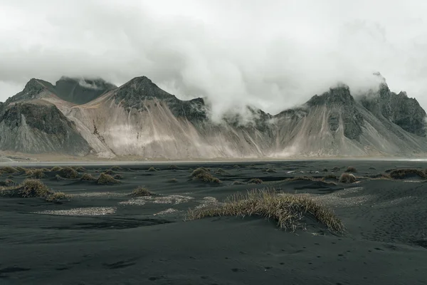 Захватывающий Пейзаж Берега Черным Песком Песчаными Горами Туманную Погоду Исландии — стоковое фото