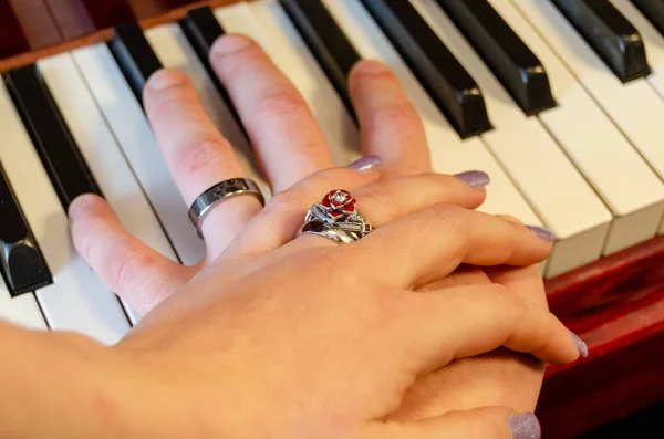 Крупный План Супружеских Рук Друг Друге Пианино Огнями — стоковое фото