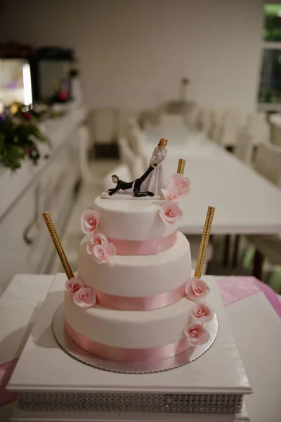 Enfoque Selectivo Figuras Divertidas Parte Superior Pastel Boda Blanco Decorado — Foto de Stock