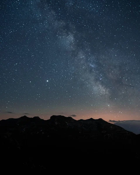 Mágico Cielo Nocturno Estrellado Sobre Las Montañas Rocosas —  Fotos de Stock