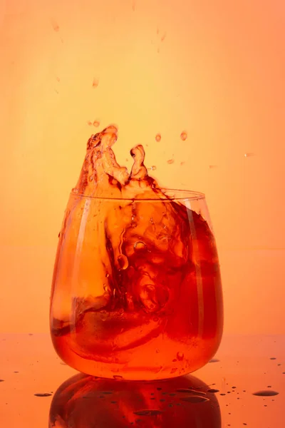 Vertical Shot Orange Cocktail Splash Orange Background — Stock Photo, Image