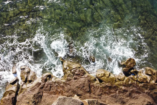 Μια Κορυφαία Εικόνα Ενός Υπέροχου Βραχώδους Βράχου Καλυμμένου Κυματιστά Νερά — Φωτογραφία Αρχείου