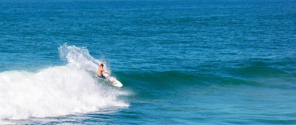 Een Surfer Gekke Golven Een Zonnige Dag — Stockfoto