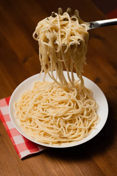 Plan Vertical Une Fourchette Prenant Une Portion Savoureux Spaghetti — Photo