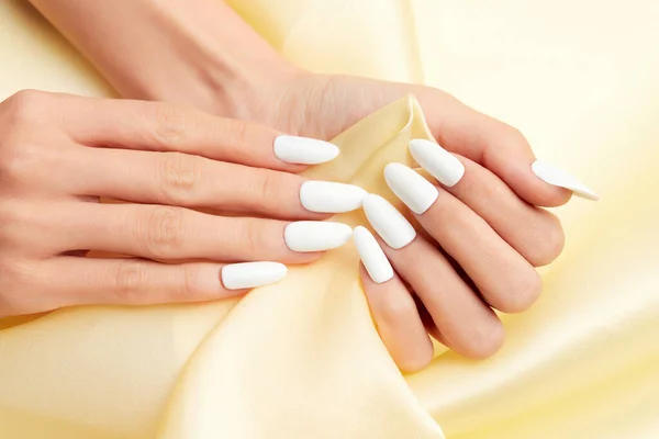 Belles Mains Féminines Avec Longs Ongles Blancs Tenant Tissu Satiné — Photo