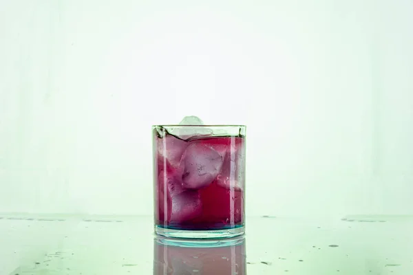 Délicieux Cocktail Glacé Sur Fond Vert Clair — Photo