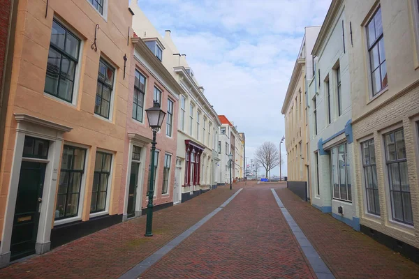 Plano Ángulo Bajo Una Calle Con Edificios Pisos Capturados Durante —  Fotos de Stock