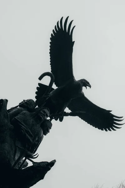 Vue Angle Bas Une Statue Aigle Contre Ciel Nuageux — Photo