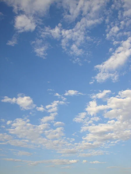 青空の上の雲のパターンの垂直ショット 背景のために素晴らしい — ストック写真