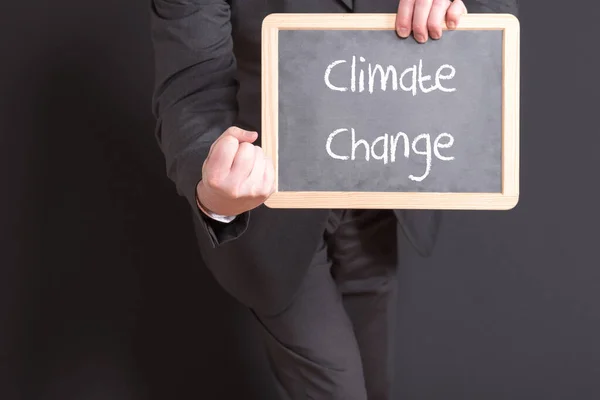 Ein Geschäftsmann Hält Eine Tafel Mit Dem Text Klimawandel — Stockfoto