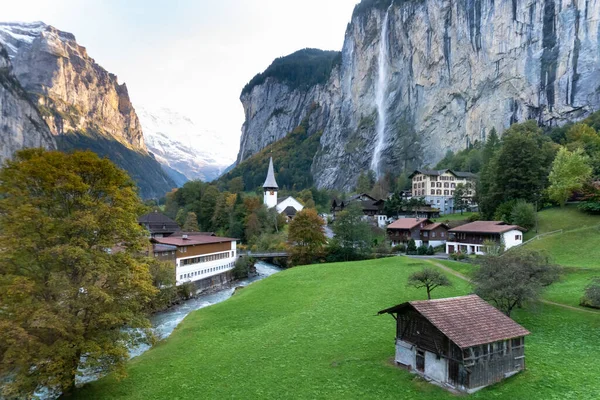 Uma Bela Cachoeira Lauterbrunnen Village Com Casas Uma Igreja Suíça — Fotografia de Stock