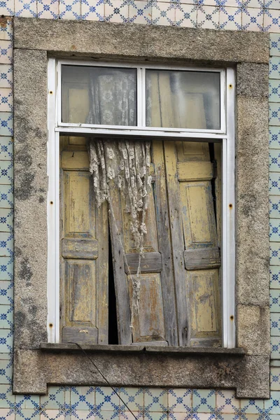 Plano Vertical Una Vieja Ventana Madera Con Marcos Piedra — Foto de Stock