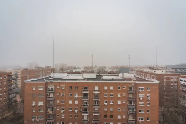 Paisaje Edificios Residenciales Naranjas Varios Pisos Capturados Durante Niebla — Foto de Stock