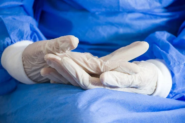 Een Close Shot Van Een Arts Handen Witte Handschoenen Chirurgie — Stockfoto
