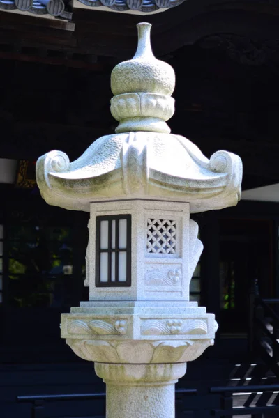 Colpo Verticale Una Lanterna Pietra Bianca Giapponese — Foto Stock