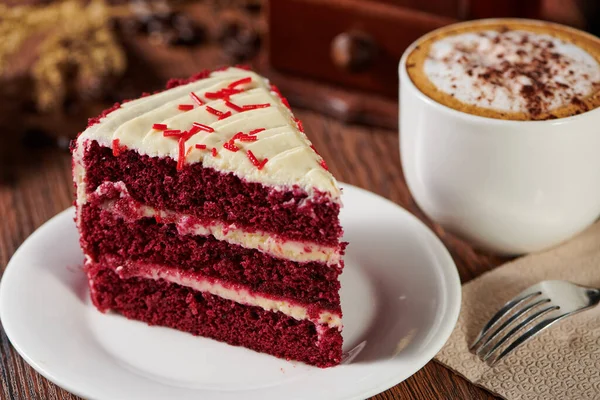 Una Fetta Torta Velluto Rosso Piatto Con Cappuccino Tavolo Legno — Foto Stock