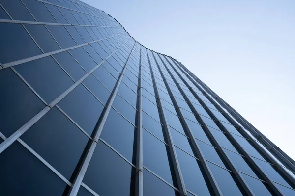 Alacsony Szögű Felvétel Egy Magas Modern Épületről Egy Üveghomlokzaton Fényes — Stock Fotó