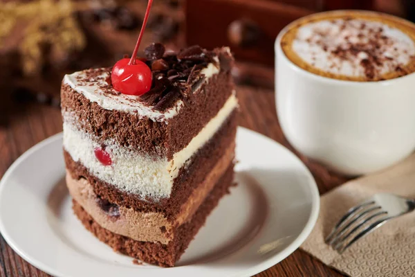 Una Fetta Pan Spagna Cioccolato Triplo Con Una Ciliegia Sopra — Foto Stock