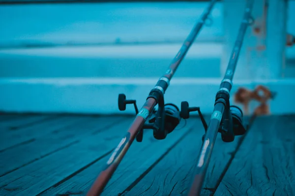 木製の表面に暗い色の釣竿の閉鎖 — ストック写真