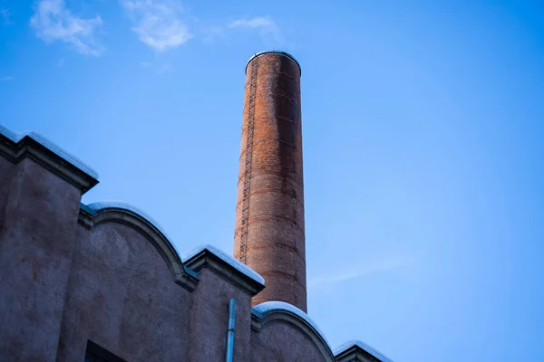 Tiro Ángulo Bajo Una Chimenea Vieja Una Fábrica — Foto de Stock