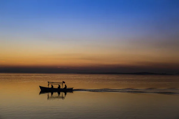 Una Silueta Pescadores Barco Atardecer —  Fotos de Stock